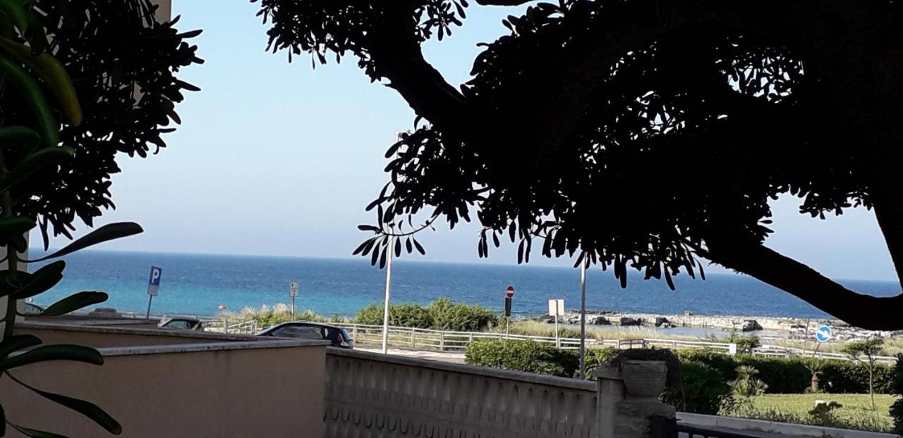 Bilocale Punta Rosa - Fronte Spiaggia โอตรันโต ภายนอก รูปภาพ